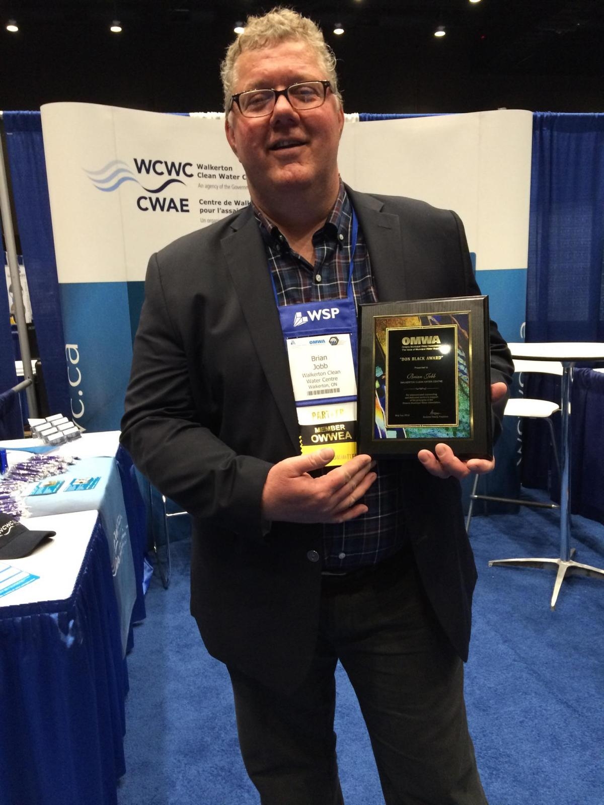 Brian Jobb received the OMWA’s Don Black Award