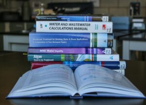 Image d'une pile de livres de bibliothèque sur la qualité et le traitement de l'eau