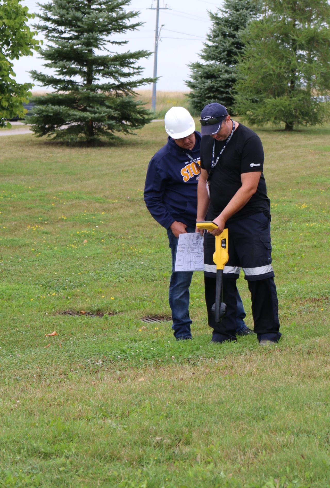 Image de deux opérateurs effectuant une localisation
