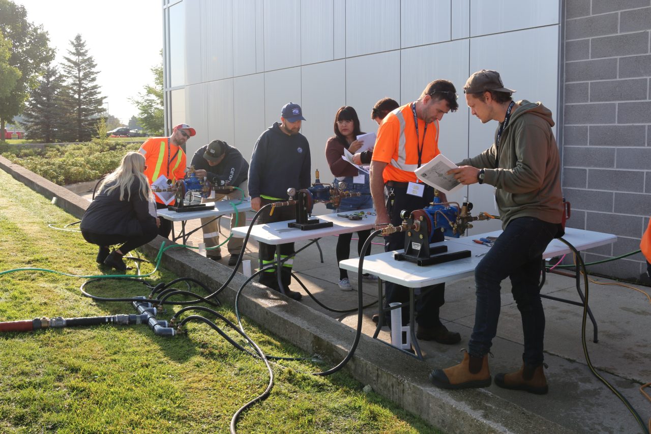 Les participants travaillant sur une activité pratique pendant Maintenancefest.