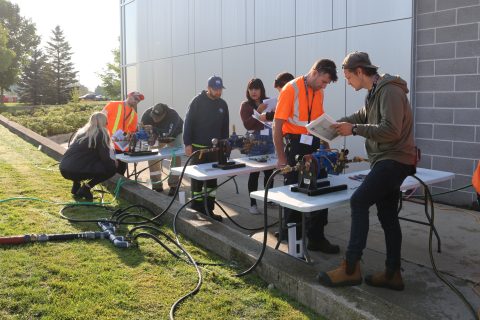 Les participants travaillant sur une activité pratique pendant Maintenancefest.