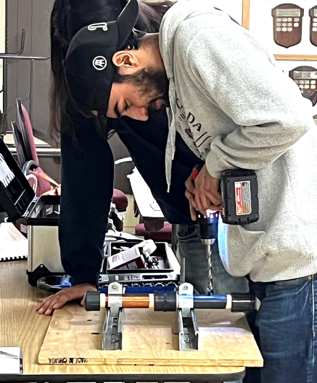 Un participant au cours utilise une perceuse à main
